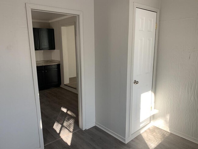 Building Photo - 3633 Mistletoe Ave