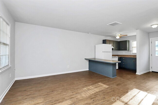 Foto del edificio - 4220 Castleton Rd