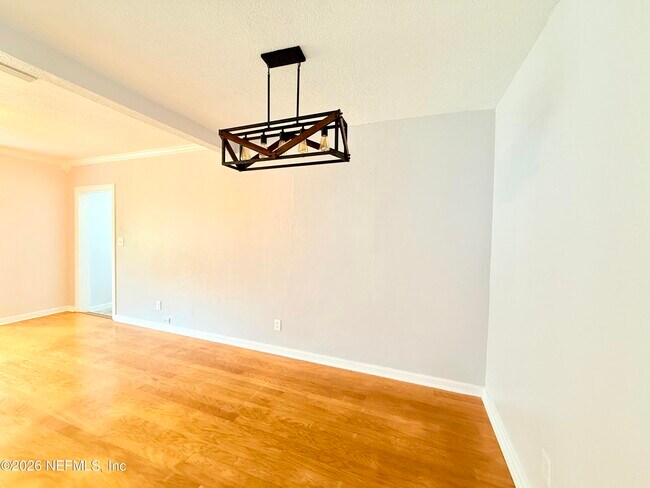 Foto del edificio - 1319 Azalea Dr