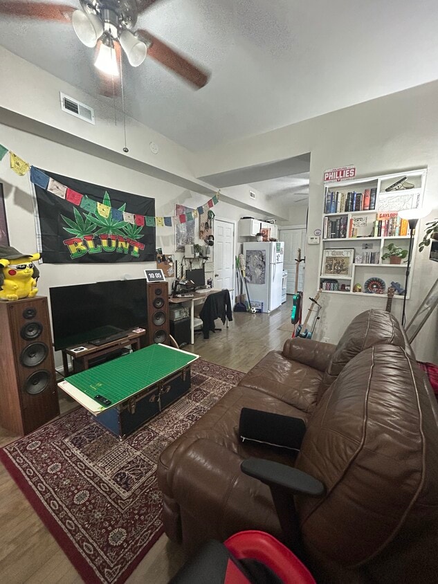 Living Room - 908 N Western Ave