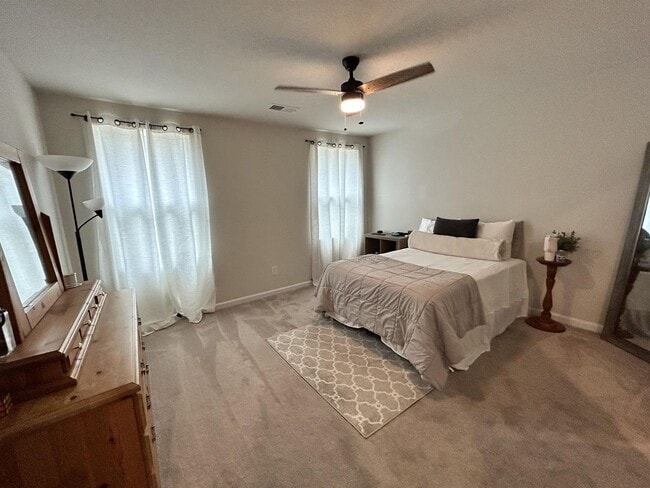 Photo - 132 Queens Mill Ct House