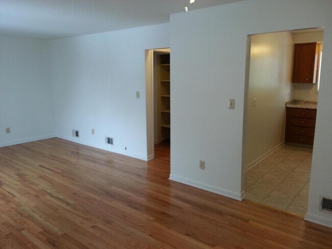 Building Photo - 6990 Town Lane