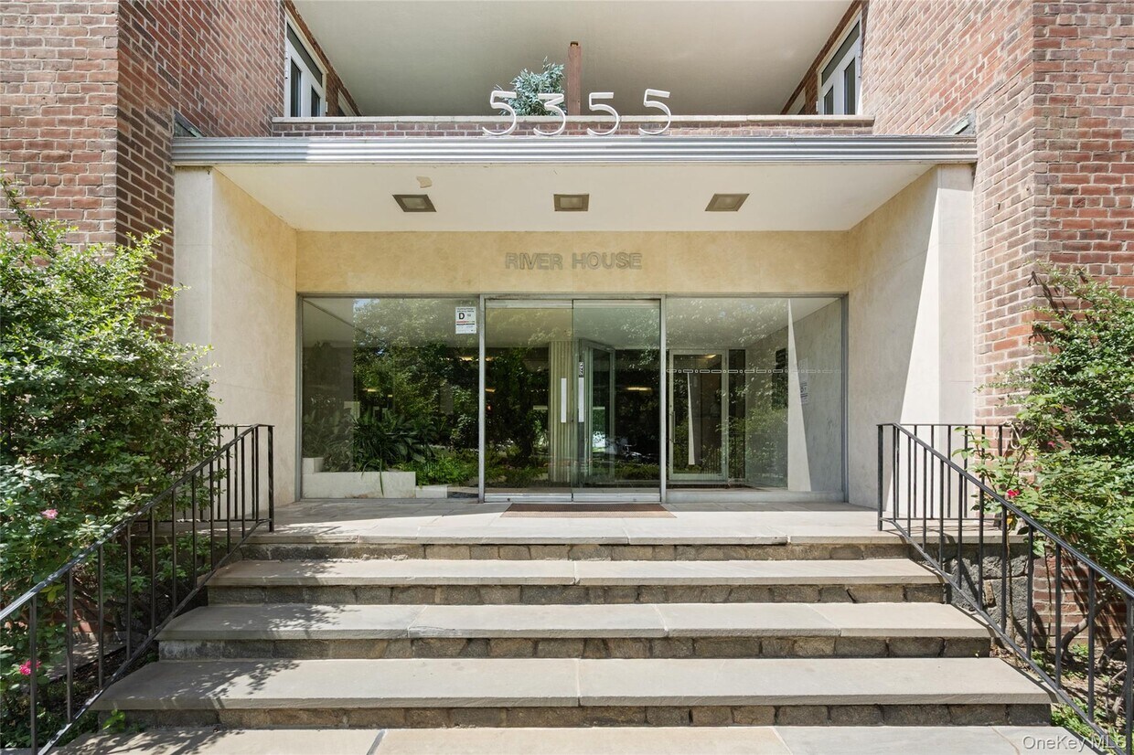 Primary Photo - 5355 Henry Hudson Pkwy W