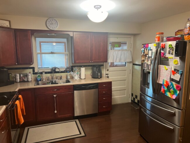 Building Photo - 727 Sunset Dr