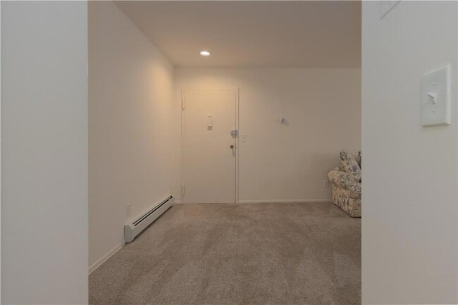 Building Photo - 8 E Lawrence Park Dr