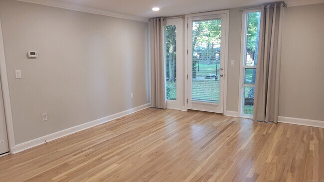 Foto del edificio - 160 Fairfield Woods Rd