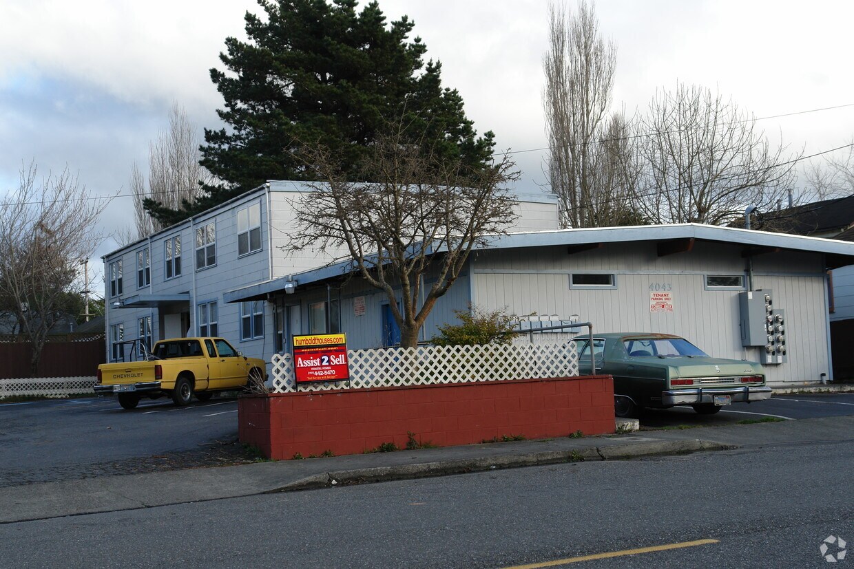 Building Photo - 4041-4043 Williams St