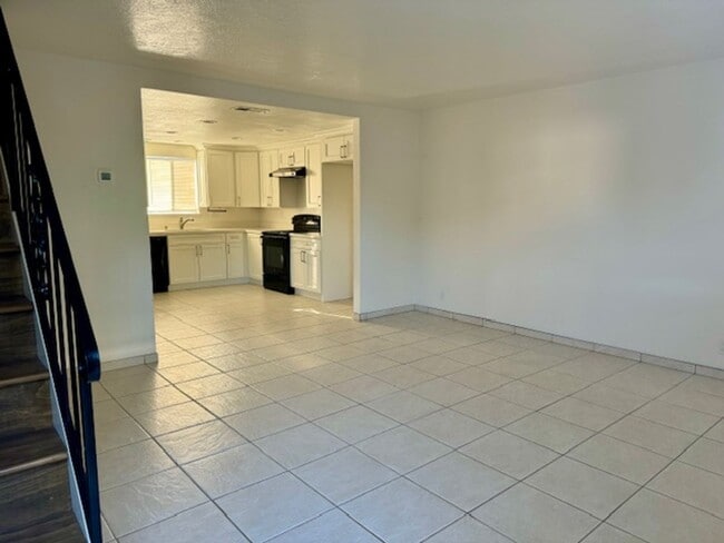 Building Photo - Beautiful Triplex in Ripon