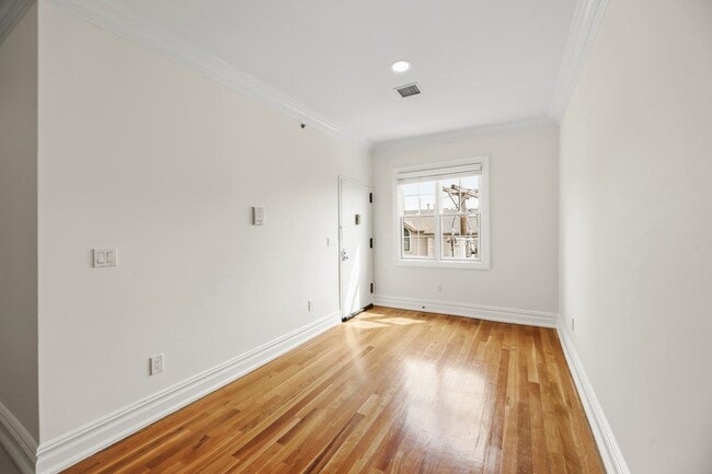 Building Photo - 5 Grand St