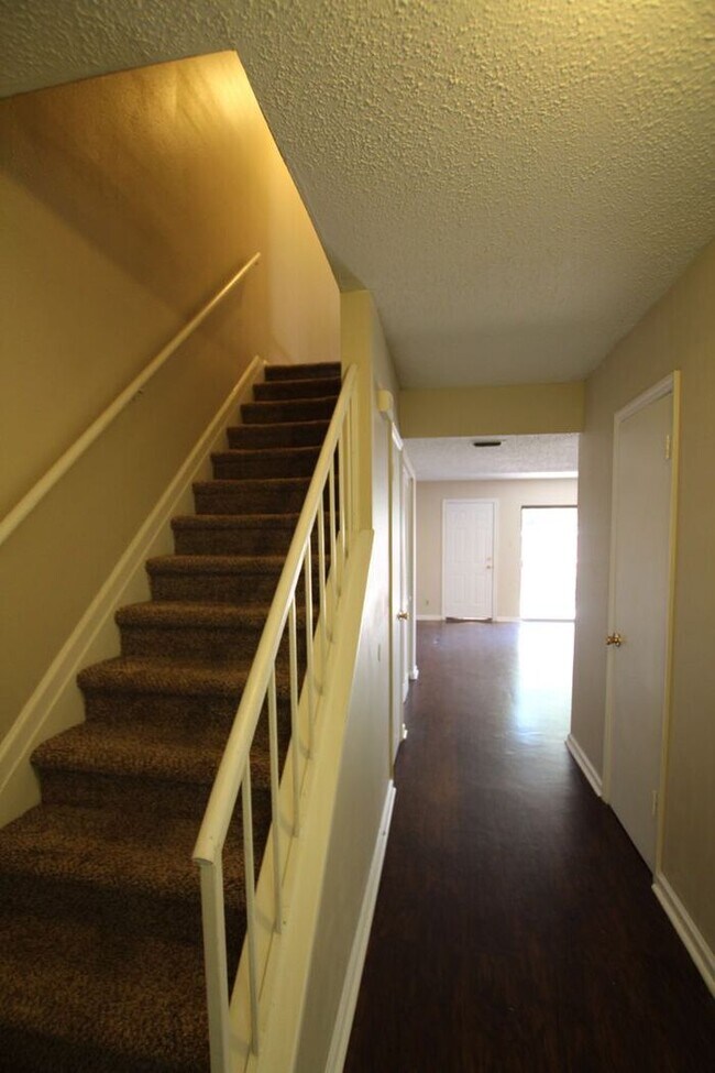 Foto del edificio - Available Now! 3 bedroom 2.5 bath townhome...
