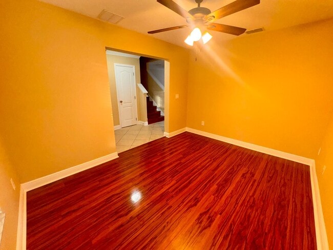 Building Photo - 3 Bedroom 2.5 bath Avalon Park Townhome with fresh paint and new plank flooring upstairs!