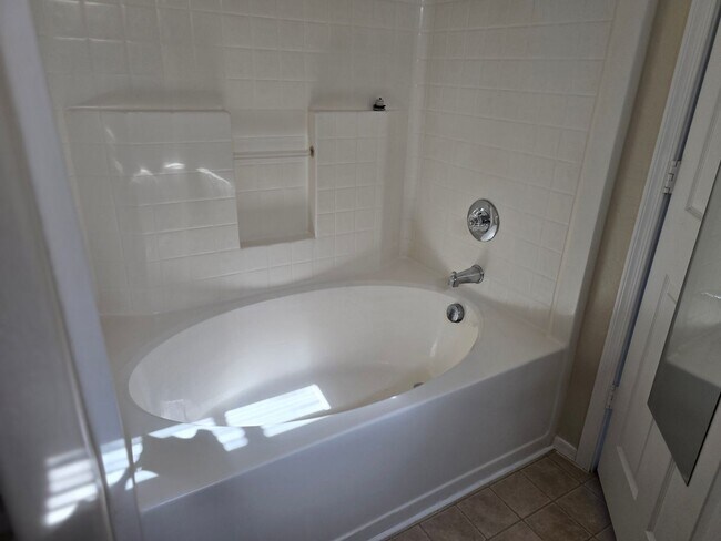 Foto del edificio - spacious 5 bedrooms 3 bathroom 2221 sq ft ...