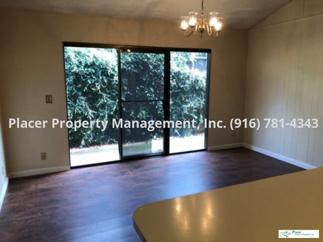 Building Photo - This must see! Nice 2 bdrm Duplex with 1 C...
