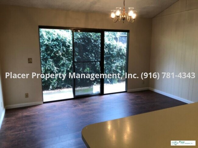 Foto del edificio - This must see! Nice 2 bdrm Duplex with 1 C...