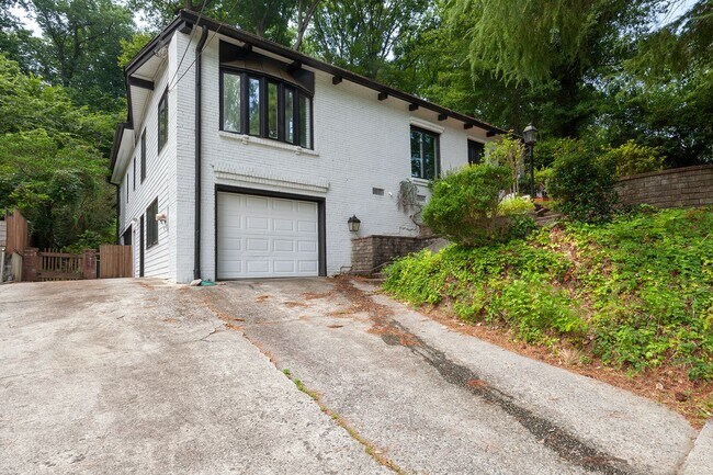 Building Photo - Spacious 4/3 Home w/ Gorgeous Fenced Backy...