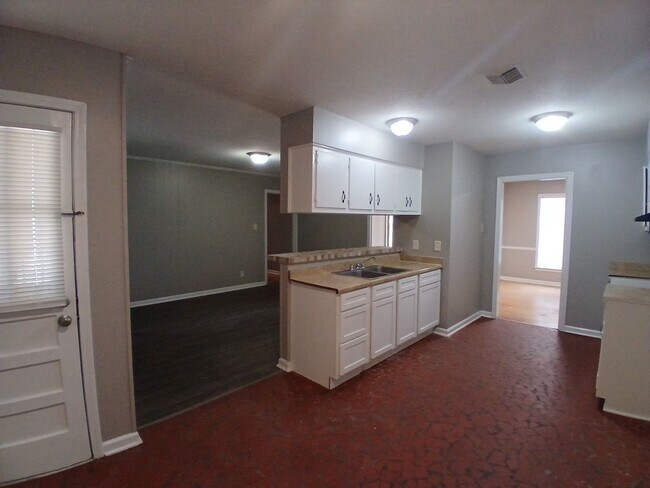 Foto del edificio - Newly Renovated Home in Parkway Village  - Open To Section 8