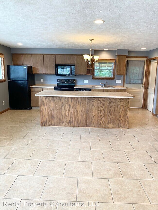 Building Photo - 2 br, 1 bath House - 6975 Silver Lake Dr NE