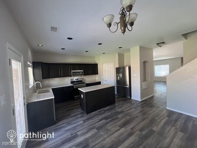 Building Photo - 4 br, 2.5 bath House - 630 Primrose Avenue...