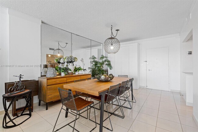 Building Photo - 300 Bayview Dr