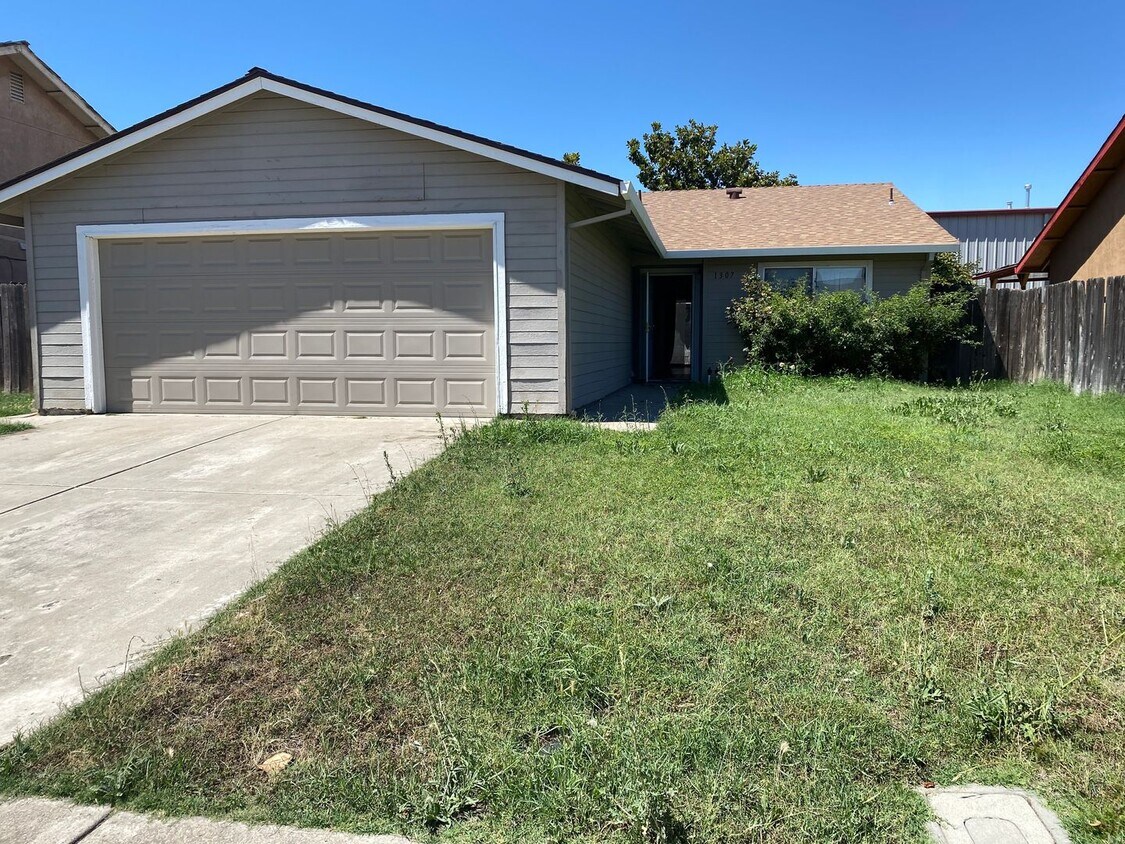 Foto principal - Three Bed, Two Bath Home with a Two Car Ga...