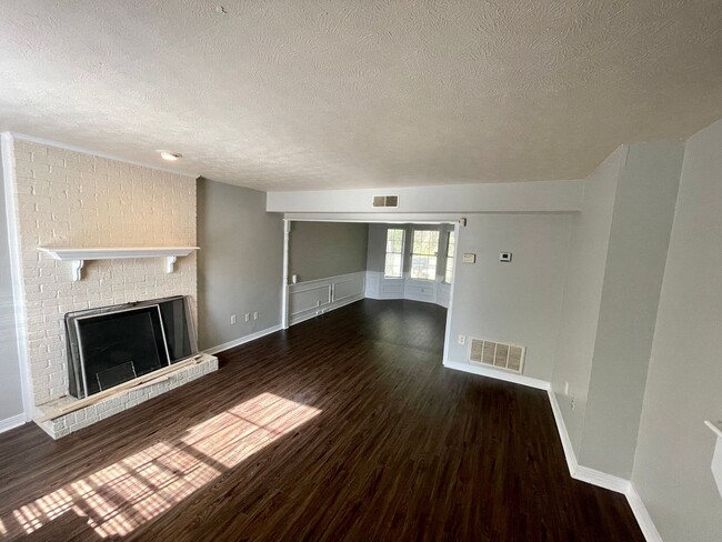 Building Photo - 2 bed 1.5 bath town home available in NE J...