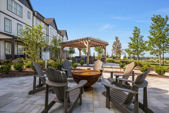 Patio al aire libre y fogata - The Aria Townhomes