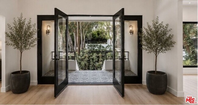 Foto del edificio - 1800 Benedict Canyon Drive