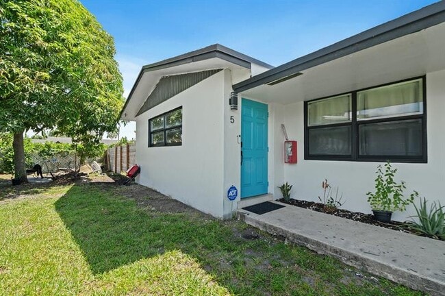 Building Photo - 739 NE 13th Ct