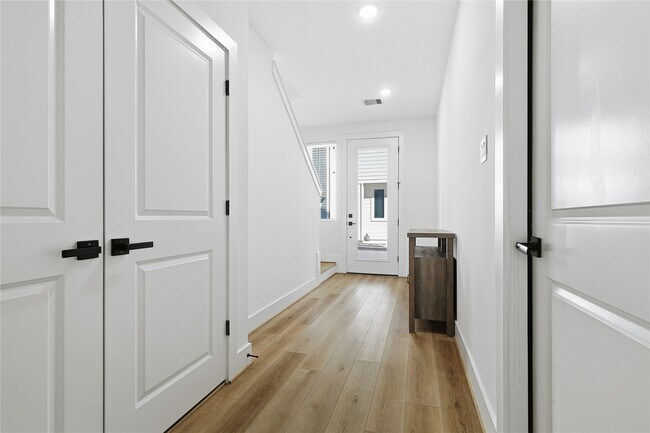 Foto del edificio - 107 W Whitney St