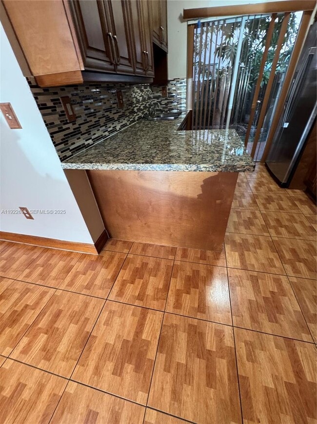 Foto del edificio - 8013 Lake Dr