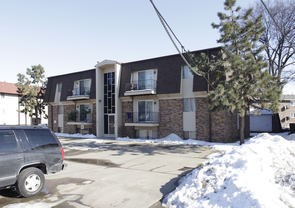2017 Benson Gardens Blvd, Omaha, NE 68134 Apartments in Omaha, NE