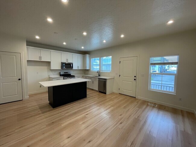 Building Photo - 4360 Hurstbourne Dr