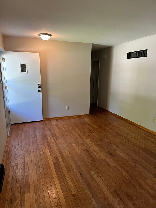 Building Photo - 1735 Christine Dr