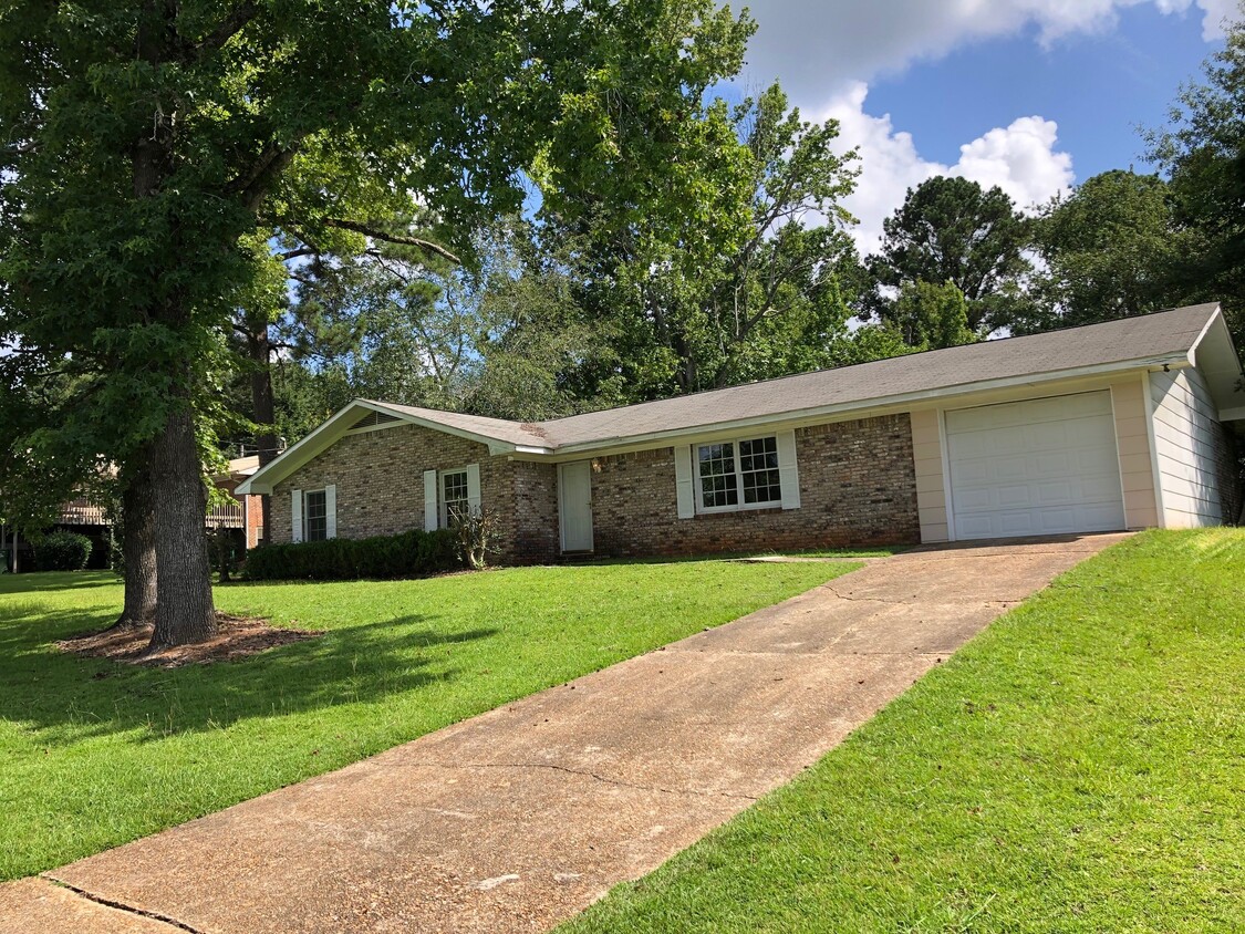 All brick 4 BR home - 102 Pineknoll Cir