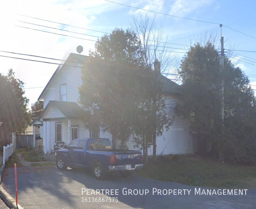 Primary Photo - Nifty Neil-2 bed upstairs apartment in Old...