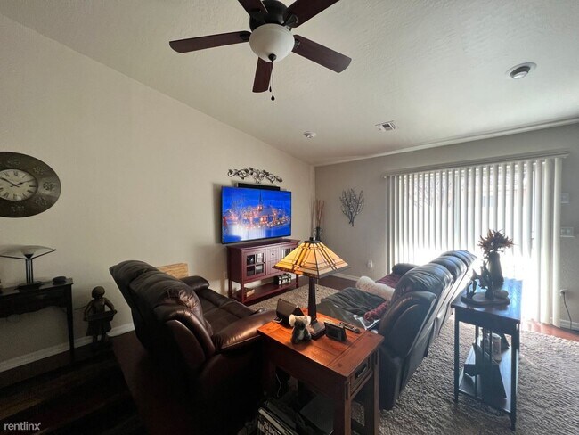 Building Photo - 4 br, 2.5 bath House - 1027 East Monroe St...
