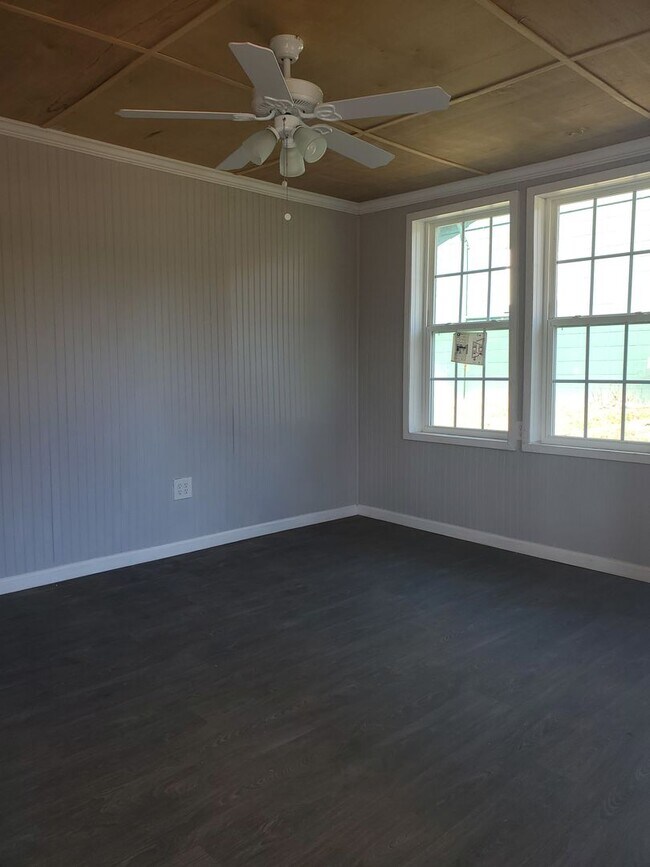Building Photo - 151 Circle Dr