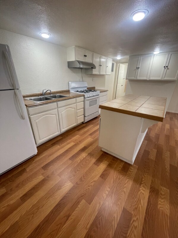 Building Photo - 555 W Suni Dr