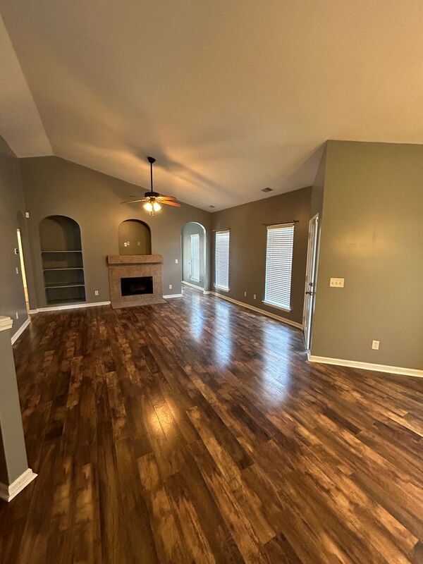 Building Photo - 4760 Longmeadow Dr