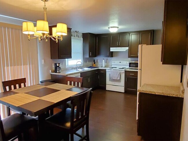 Building Photo - 2143 Packerland Dr