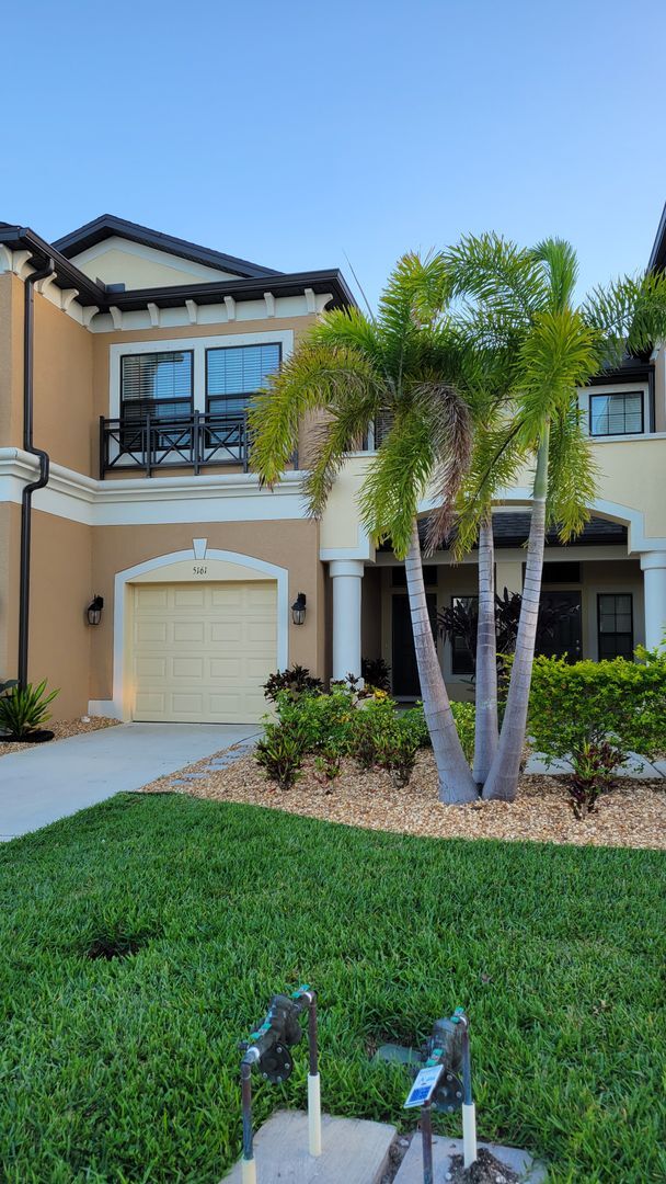 Foto del edificio - Annual UNfurnished newer 3/ 2 /12 townhome...