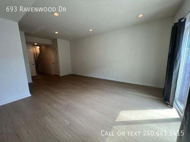Foto del edificio - 693 Ravenwood Dr