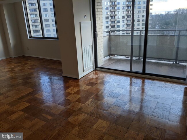 Foto del edificio - 5225 Pooks Hill Rd