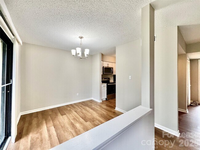 Foto del edificio - 11084 Harrowfield Rd