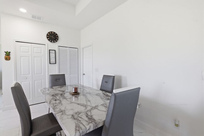 Foto del edificio - Newer 3/2 home all tile