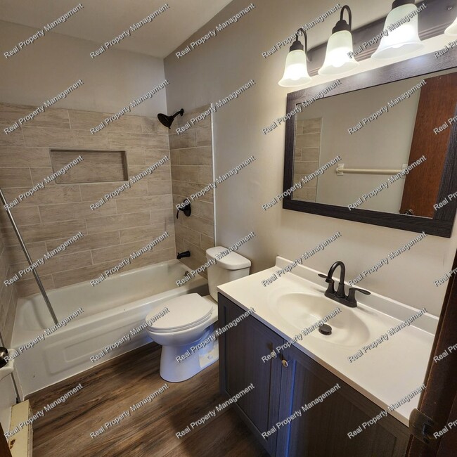 Building Photo - Updated 2 Bedroom Duplex