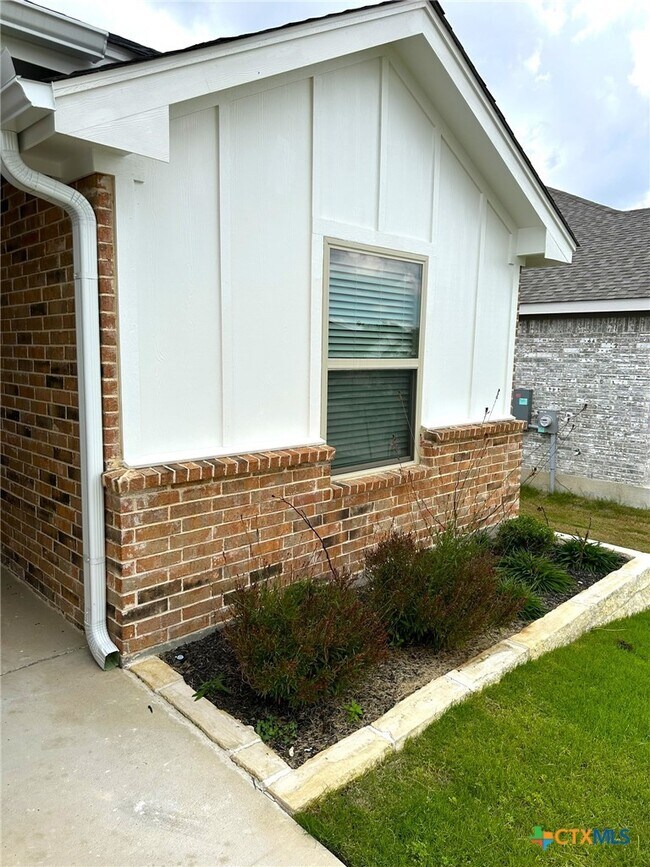 Foto del edificio - 5202 White Rose Dr