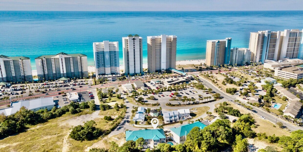 Foto principal - Fully furnished 5 Bedroom, 4 1/2 baths, wi...