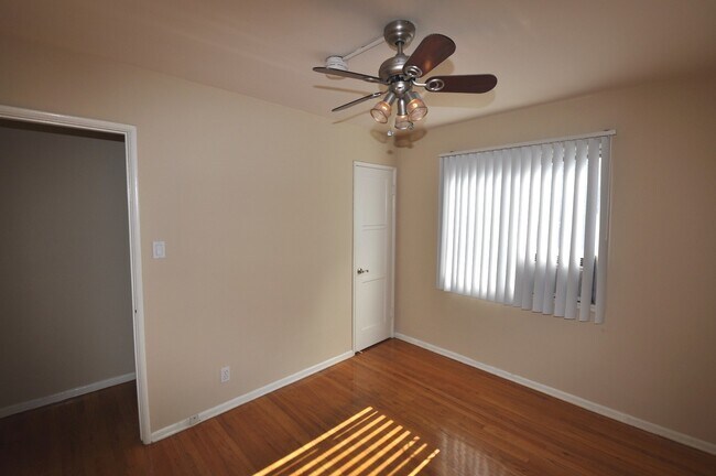 Building Photo - 11038 La Maida St