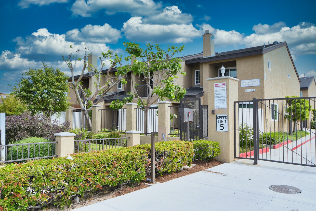 Foto principal - 1126 W 228th St